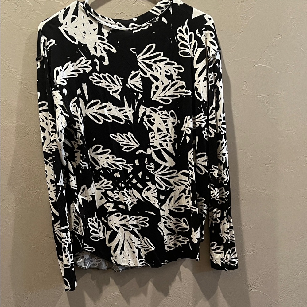 LuLaRoe Black and Cream Leaf Pattern Long Sleeve Top - Picture 3 of 5
